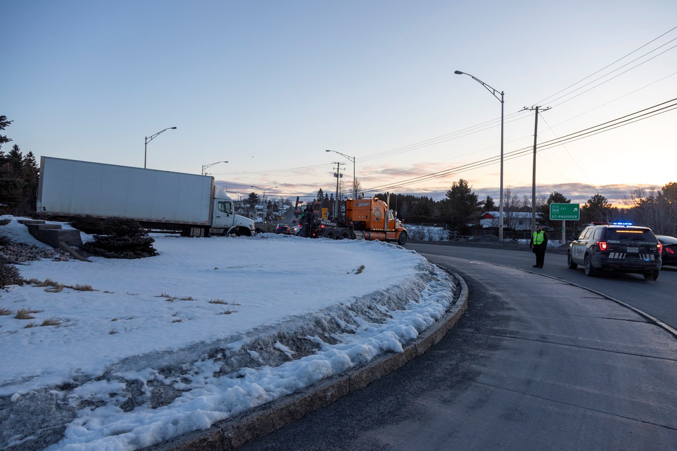 Un camion termine sa route sur le giratoire de l'autoroute 73