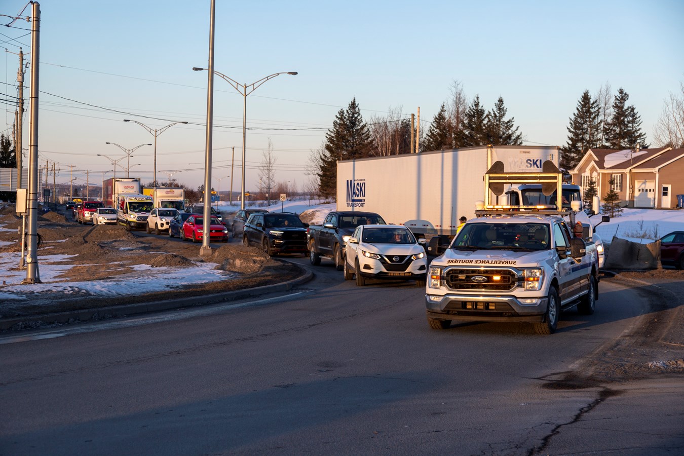 Un camion termine sa route sur le giratoire de l'autoroute 73