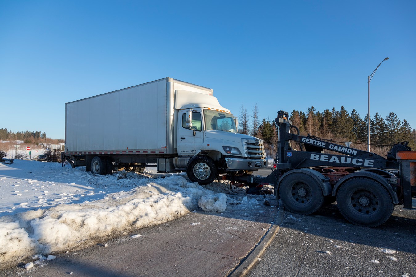 Un camion termine sa route sur le giratoire de l'autoroute 73