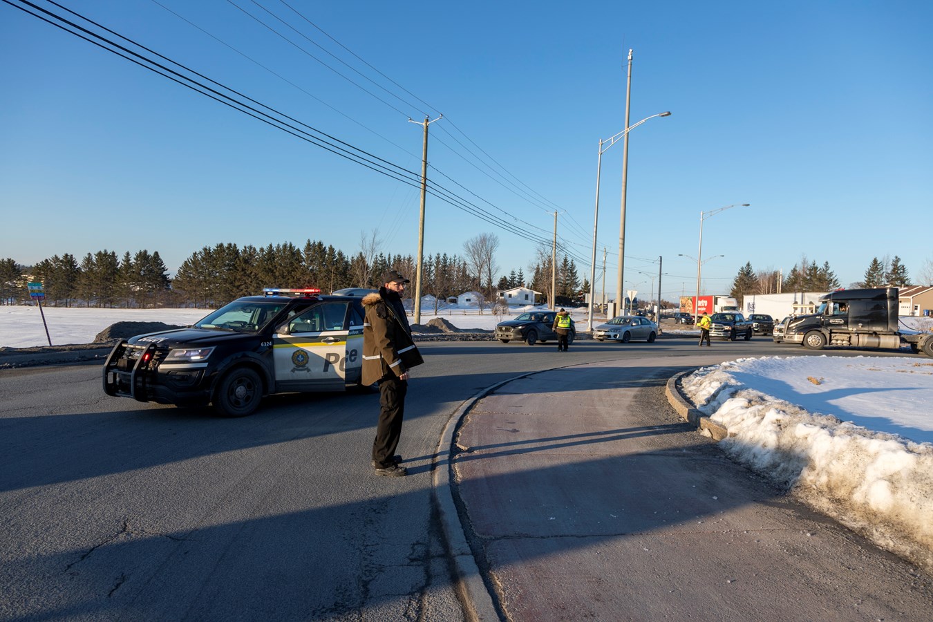 Un camion termine sa route sur le giratoire de l'autoroute 73