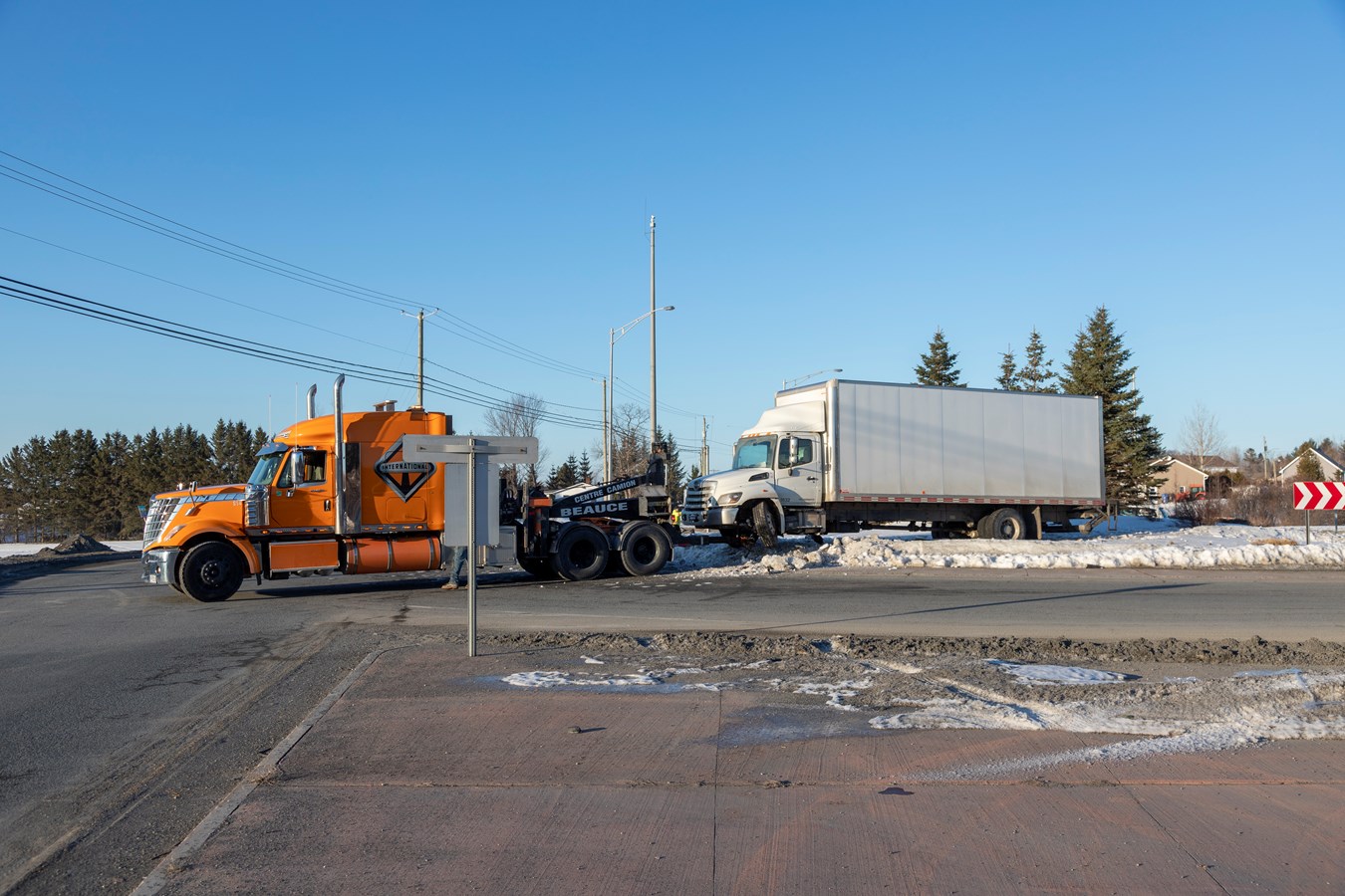 Un camion termine sa route sur le giratoire de l'autoroute 73