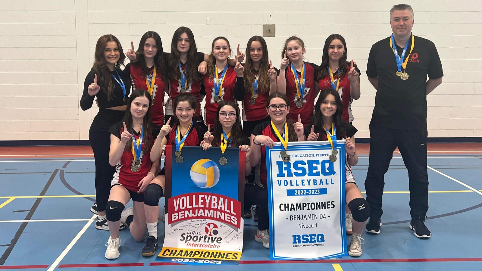 L'équipe de volley-ball de la Polyvalente Saint-Georges