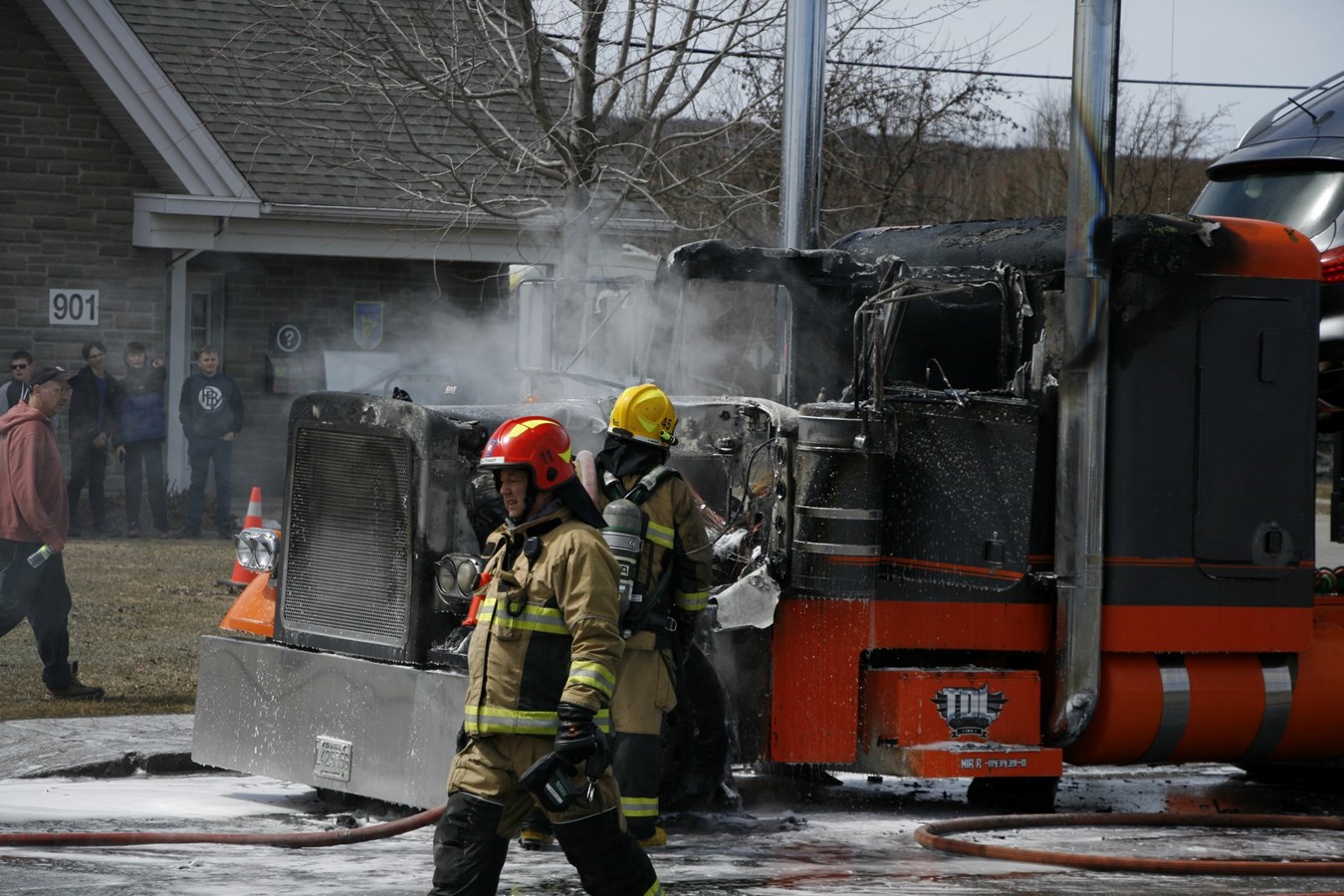 Un camion-remorque en feu à Sainte-Marie
