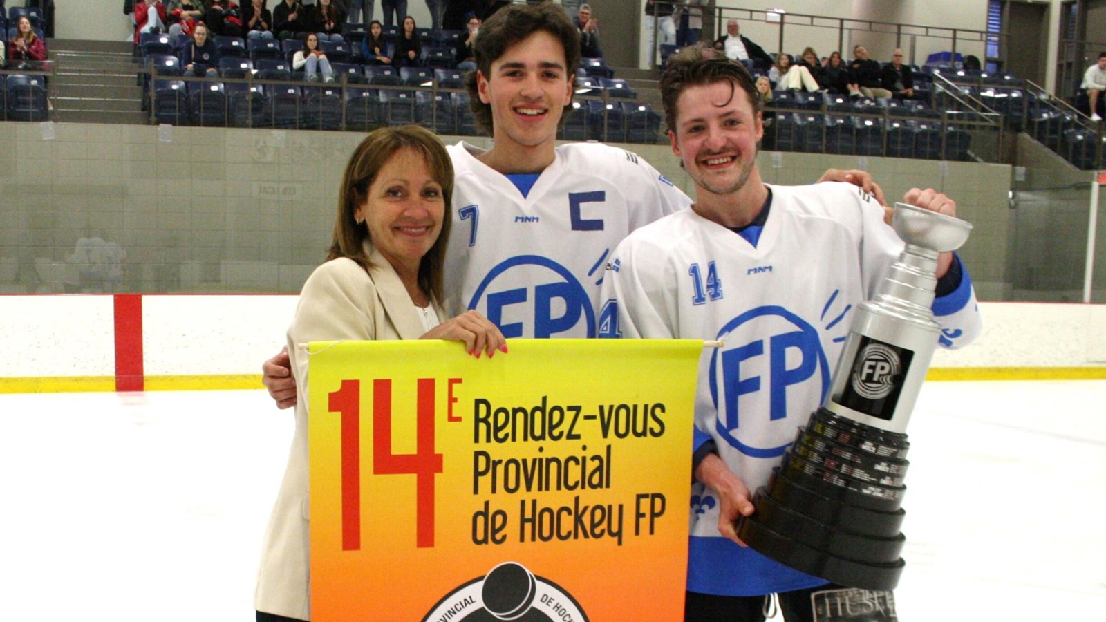 Rendez-vous provincial de hockey: l'équipe du CSSBE remporte la compétition