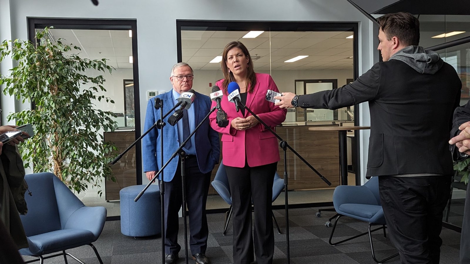 La ministre de l’Emploi, Kateri Champagne Jourdain, accompagnée du député de Beauce-Nord, Luc Provençal