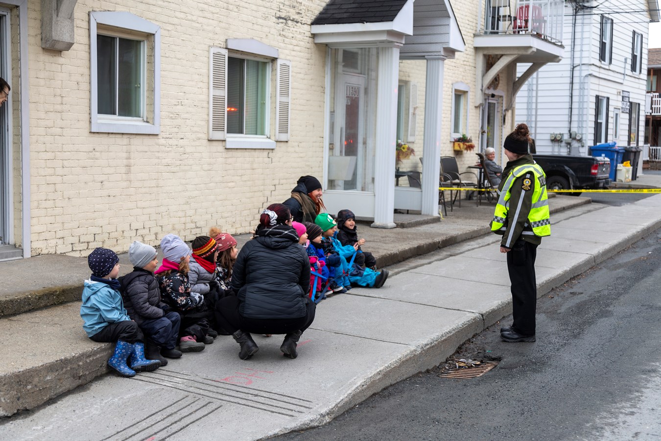 Les enfants du Centre de la Petite Enfance Panta-Mousse ont profité de l'occasion pour observer les pompiers à l'oeuvre.