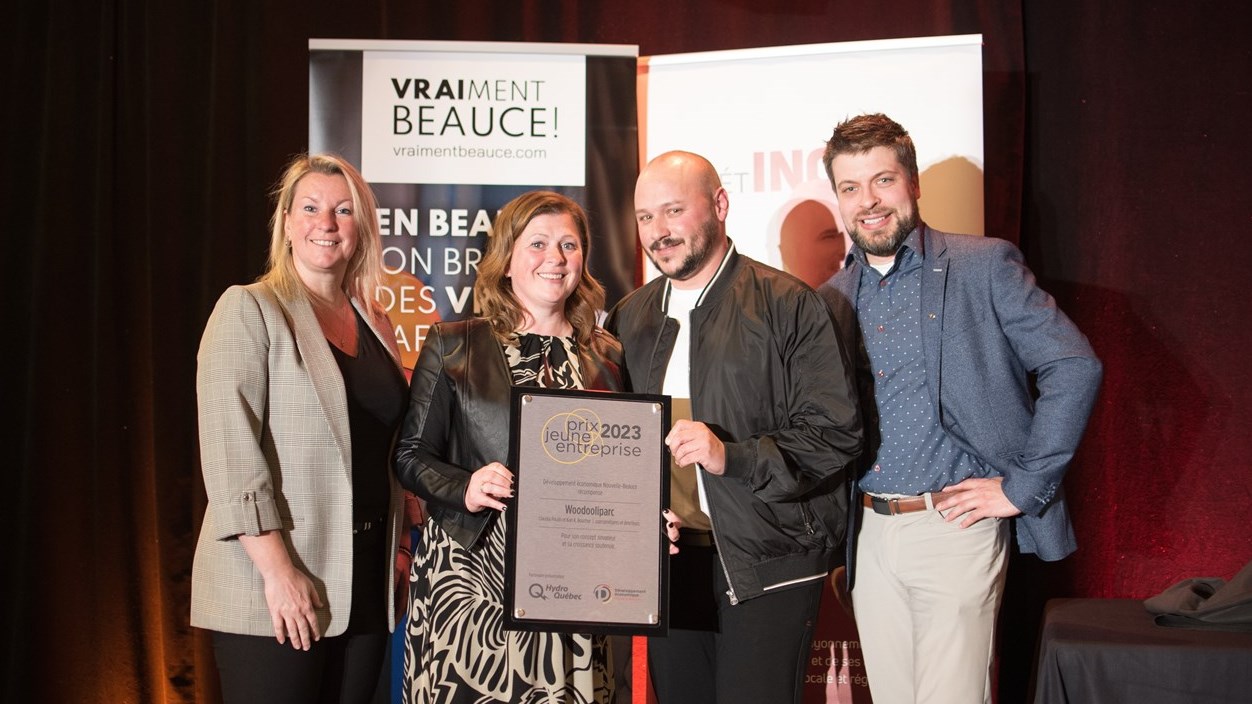Marlène Bisson, directrice générale de DENB, Claudia Poulin et Karl K. Boucher copropriétaires du Woodooliparc et François Michaud, représentant d’Hydro-Québec