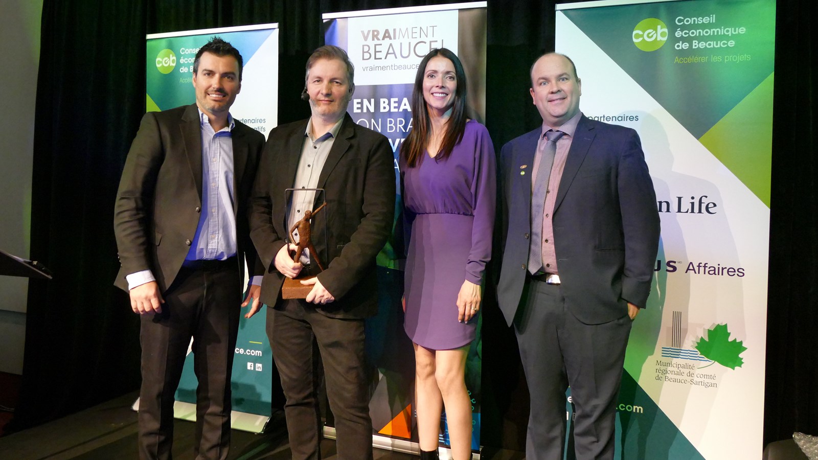 Martin Bouchard entouré des membres du CEB.