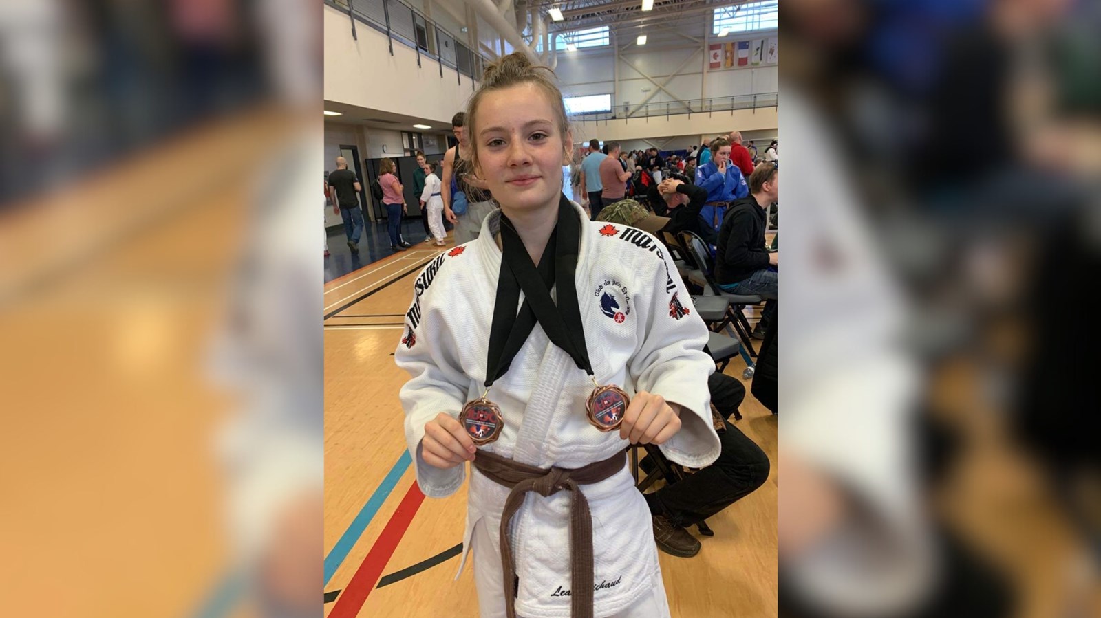 Leah Michaud avec ses deux médailles de bronze.