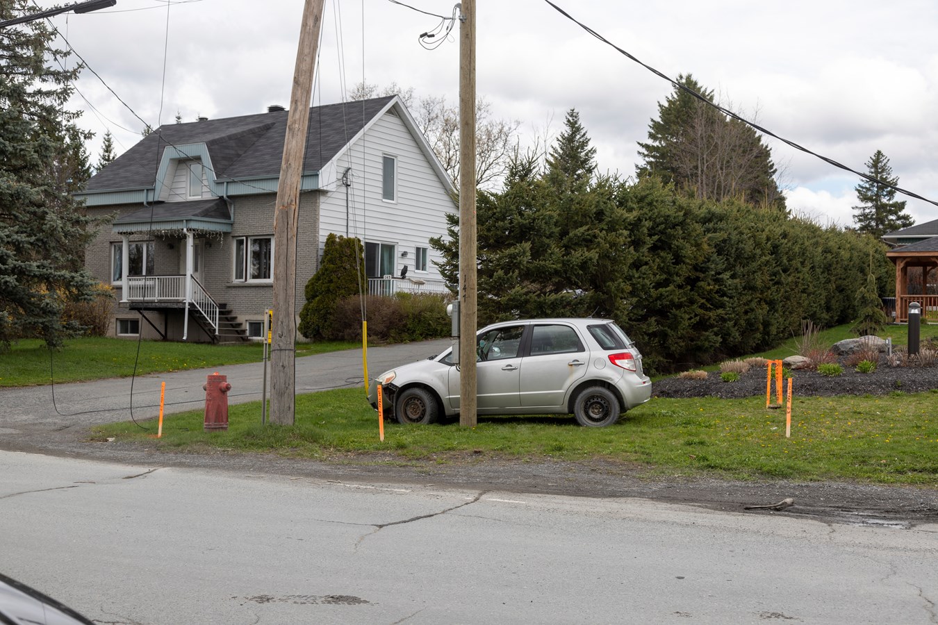 Un véhicule entre en collision avec un poteau électrique à Saint-Martin