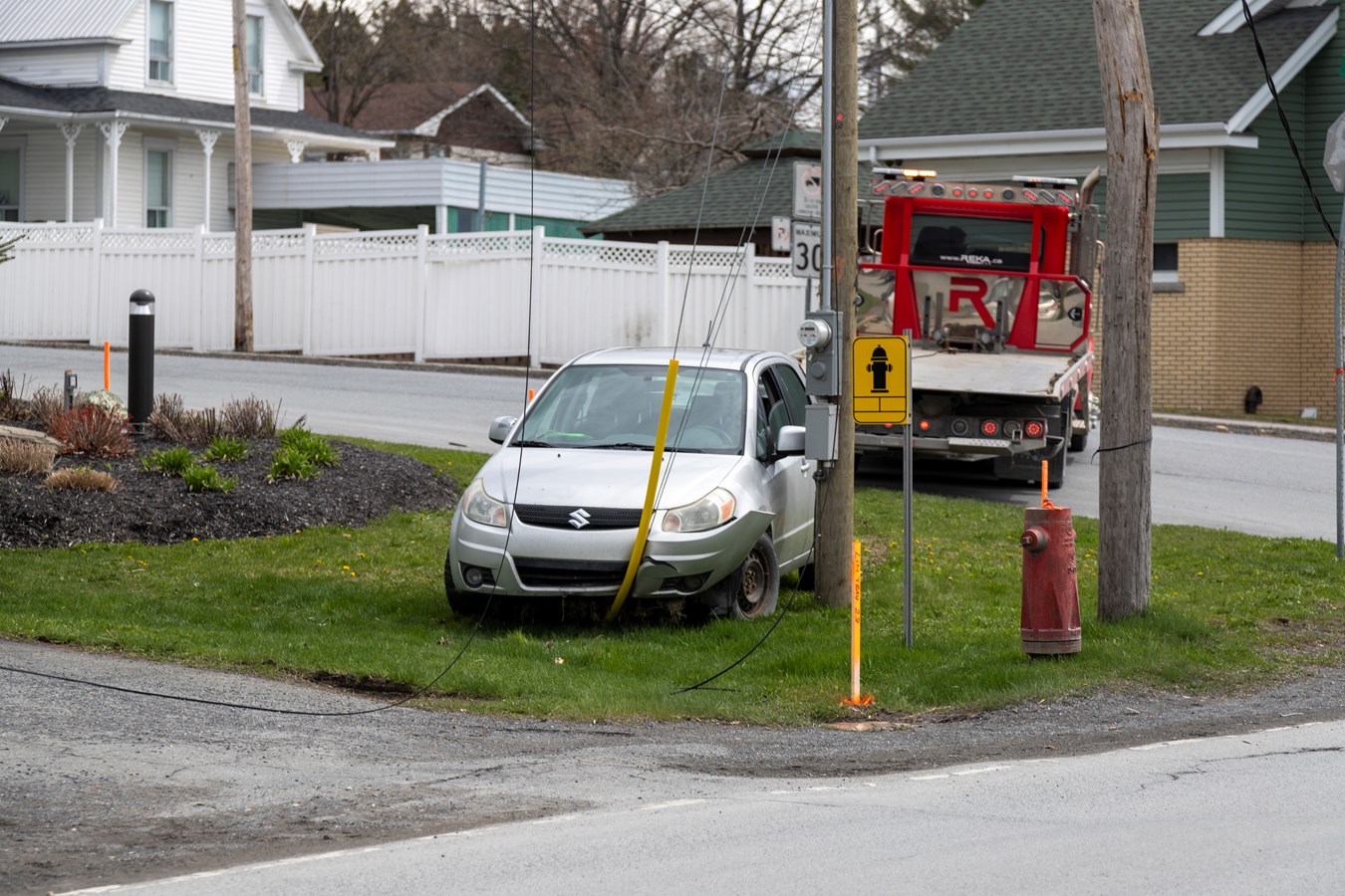 Un véhicule entre en collision avec un poteau électrique à Saint-Martin