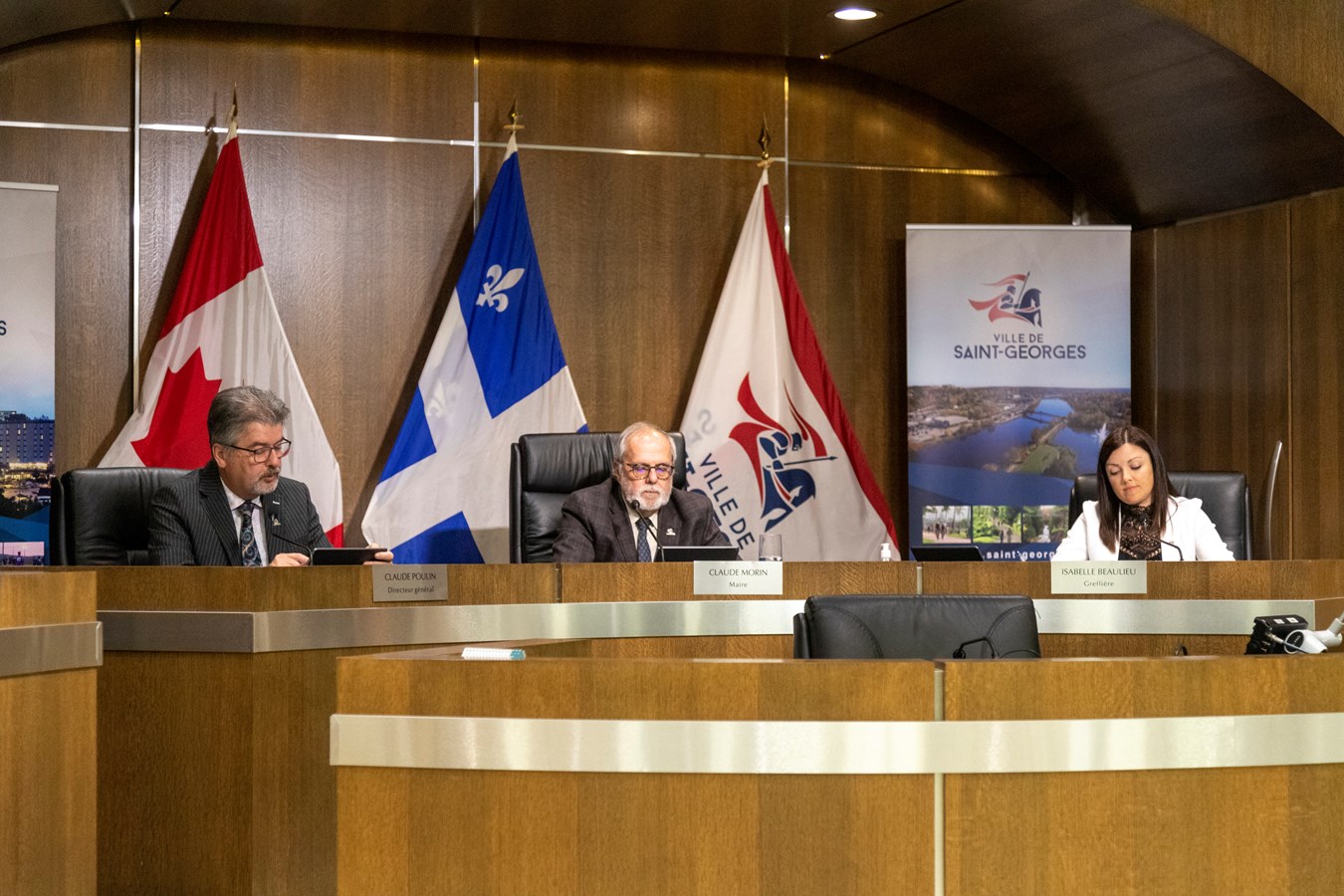 De gauche à droite, le Directeur général Claude Poulin, le maire de Saint-Georges Claude Morin et la Directrice du Secrétariat générale et greffière Isabelle Beaulieu