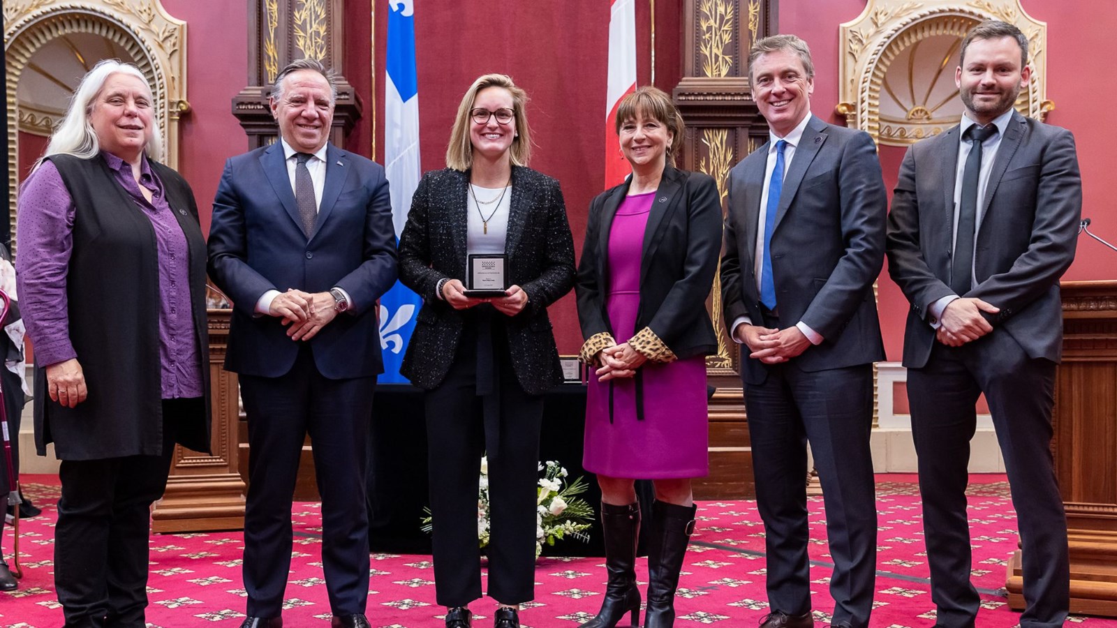Au centre, Marie-Philip Poulin, flanquée du Premier ministre du Québec, François Legault, et de la présidente de l'Assemblée nationale, Nathalie Roy, en présence des chefs des autres partis, Manon Massé, Marc Tanguay, et Paul St-Pierre Plamondon.
