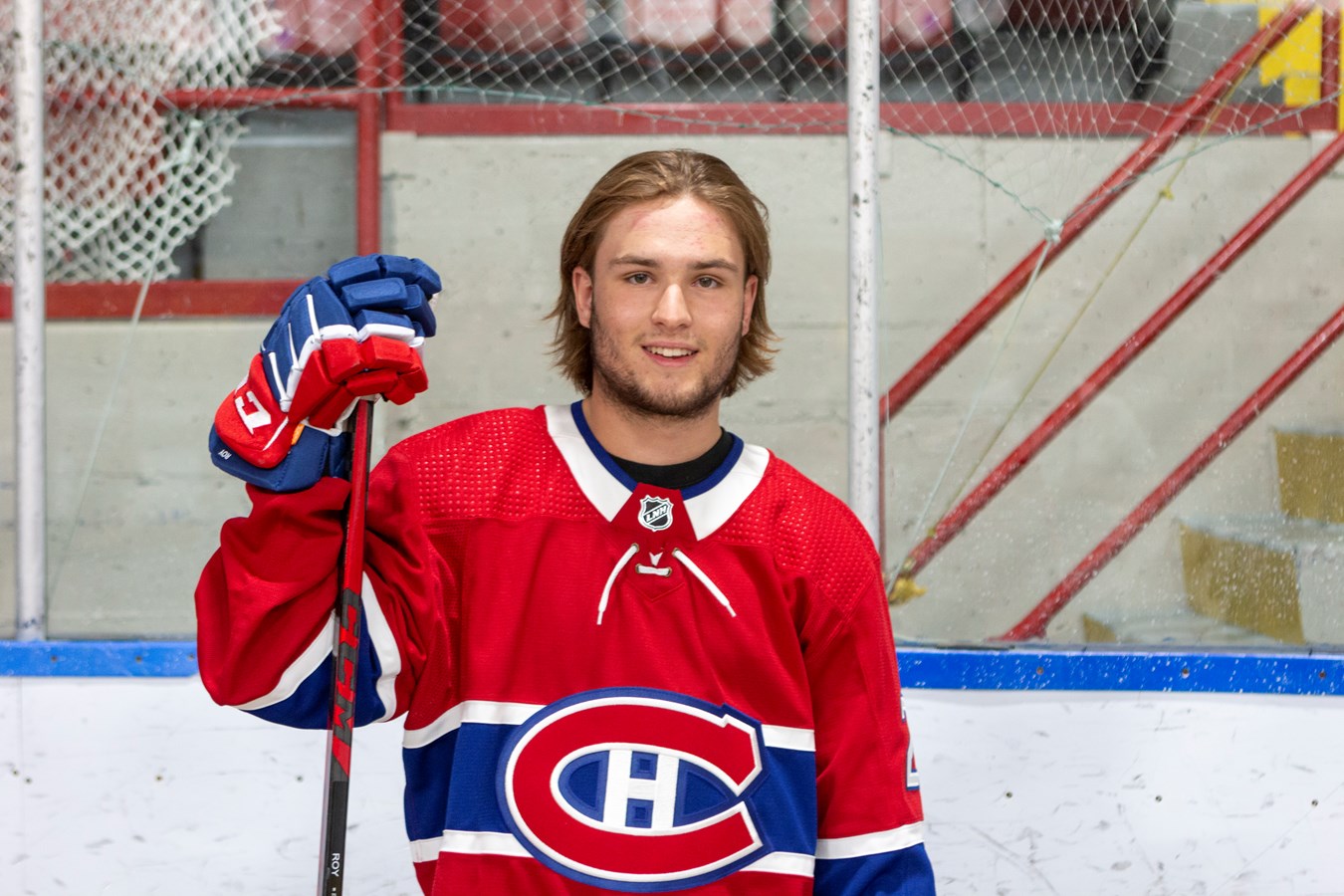 Joshua Roy avec son uniforme du Canadien de Montréal