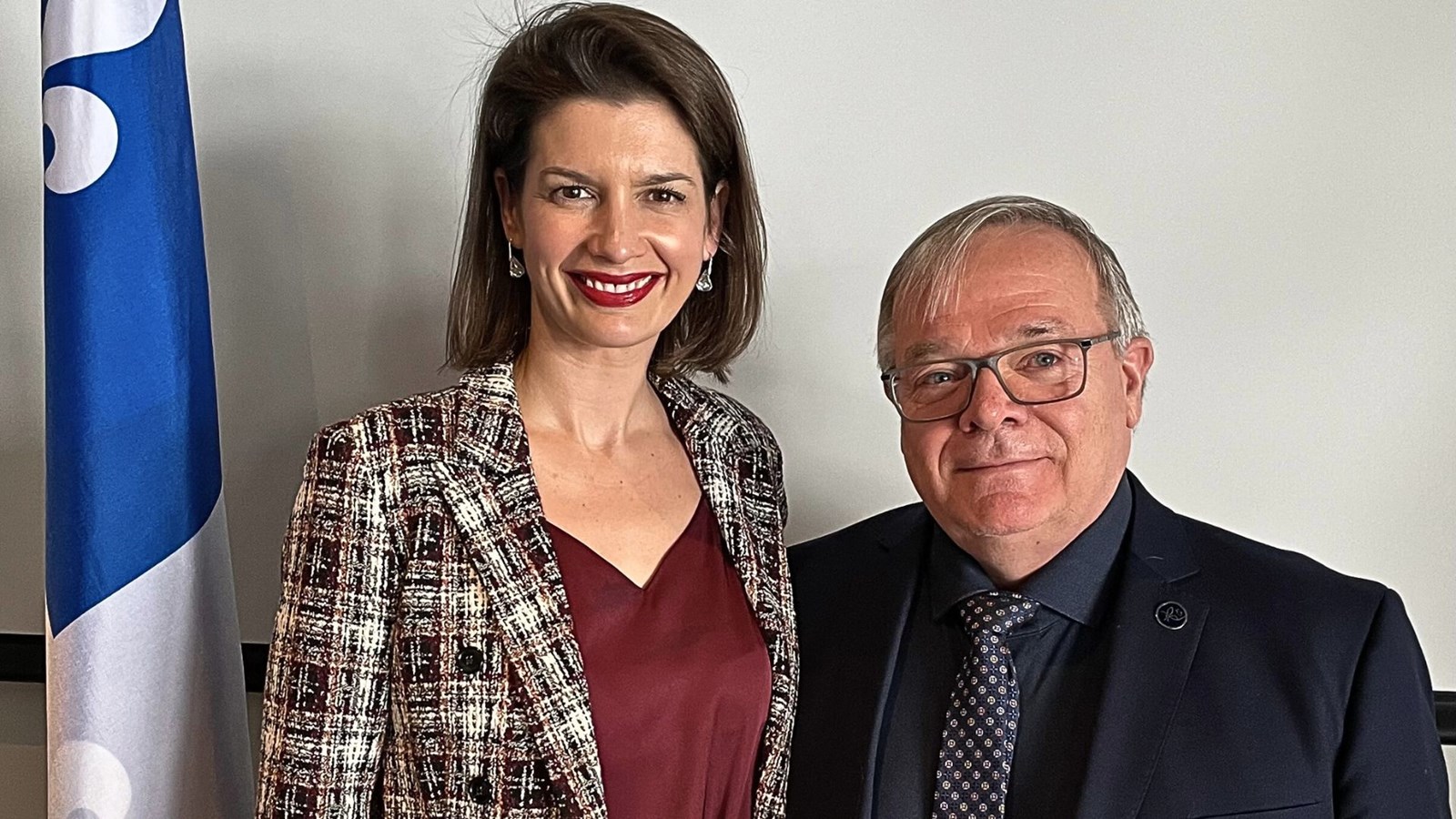 Le député Luc Provençal, en compagnie de la vice-première ministre et ministre des Transports et de la Mobilité durable, Geneviève Guilbault,