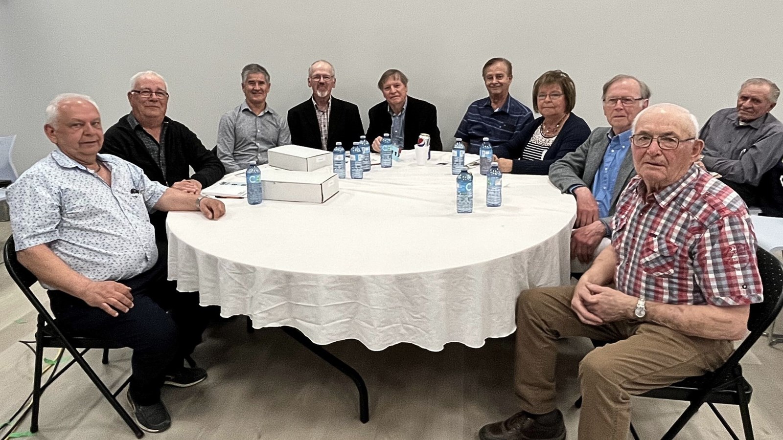 Les pionniers présents à la cérémonie hommage, de gauche à droite, Mario Quirion, André Lantagne, Simon Rodrigue, Carol Fortin, Raymond Racine, Lise Morin-Guay (avec son conjoint), Marcel Giguère et Robert Paquet.