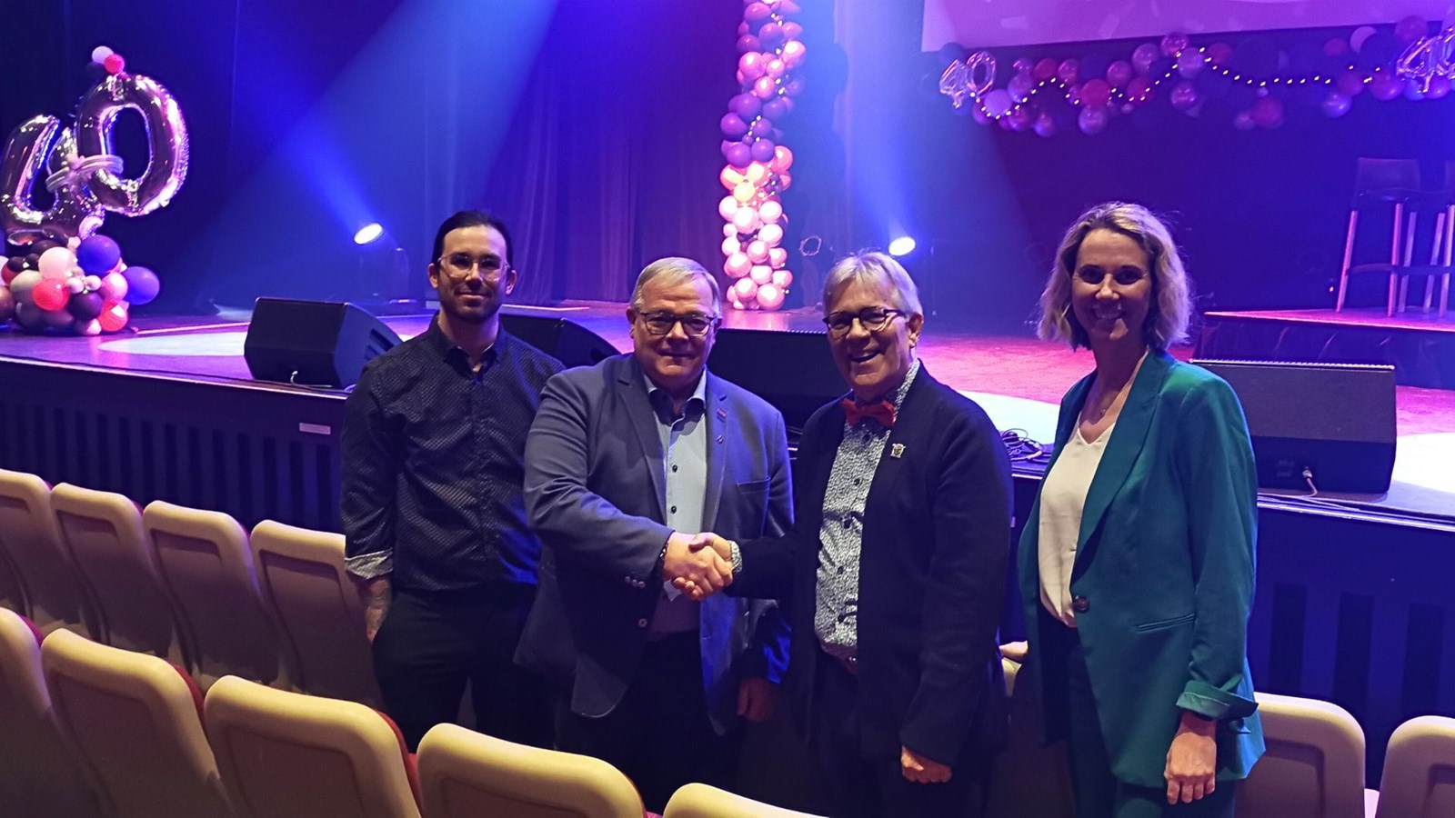 Au centre, le député de Beauce-Nord, Luc Provençal, avec le président d'Ovascène, Yves Chassé, encadrés par le directeur adjoint et la directrice générale d’Ovascène, respectivement Pierre-Olivier Brouard et et Marie-Ève Dumas.