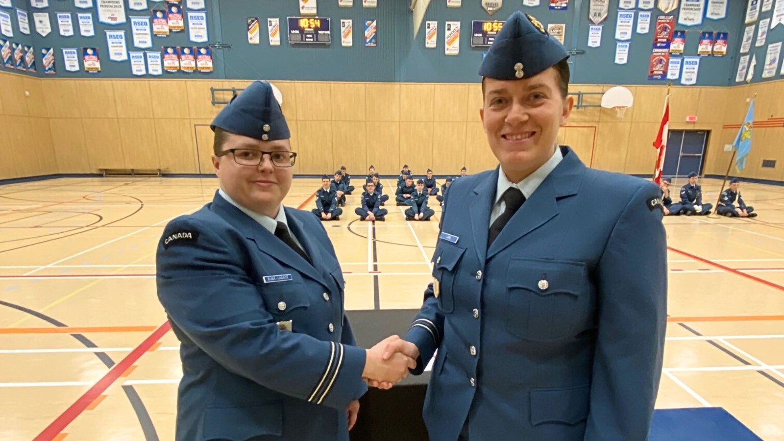 La passation des pouvoirs entre la Capitaine Alissa Dubé-Lagacé et la Capitaine Genevieve Labbé.