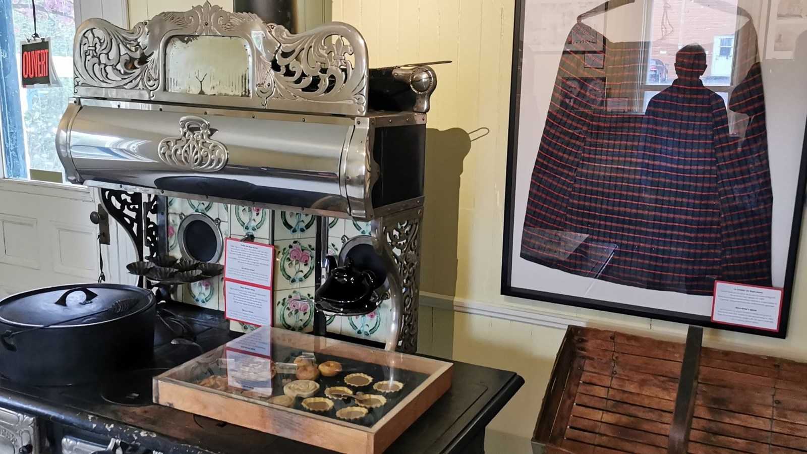 Le tablier de la fondatrice et âme dirigeante de la Boulangerie Vachon, Rose-Anna Giroux, est maintenant bien en vue à côté de la cuisinière à bois.