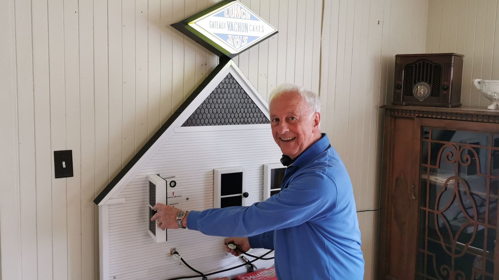 Le président de la Corporation de la Maison J-A Vachon, Jean-Marc Labbé, a testé le nouveau module de détection des saveurs des variétés de gâteaux Vachon.