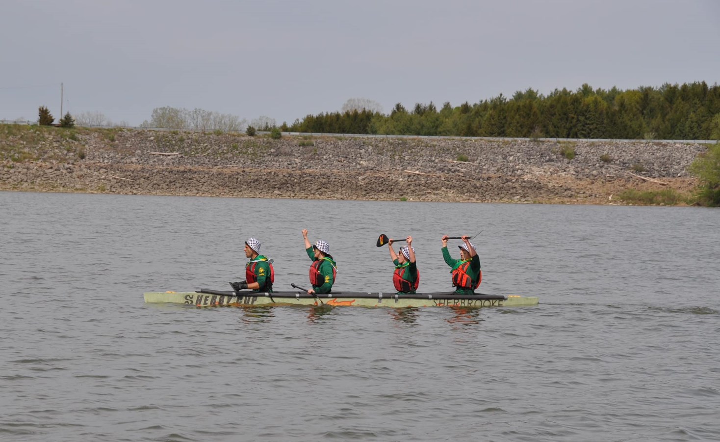 Gabrielle Pomerleau et son équipe remportent une compétition canadienne de canoë de béton