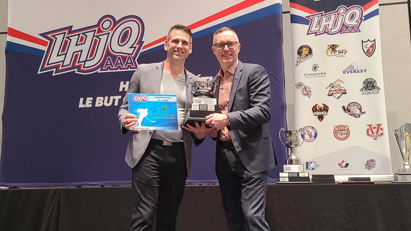 Daniel Laflamme avec le Trophée Gilles-Houle