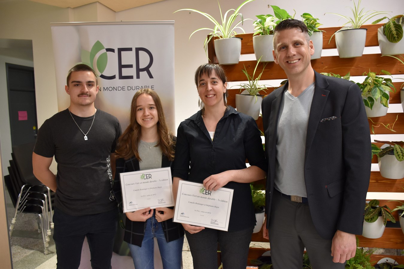 Félix Michaud, représentant de l’AGE, Camylle Boulanger et Stéphanie Bégin, Daniel Laflamme, directeur adjoint aux études, programmes et vie étudiante