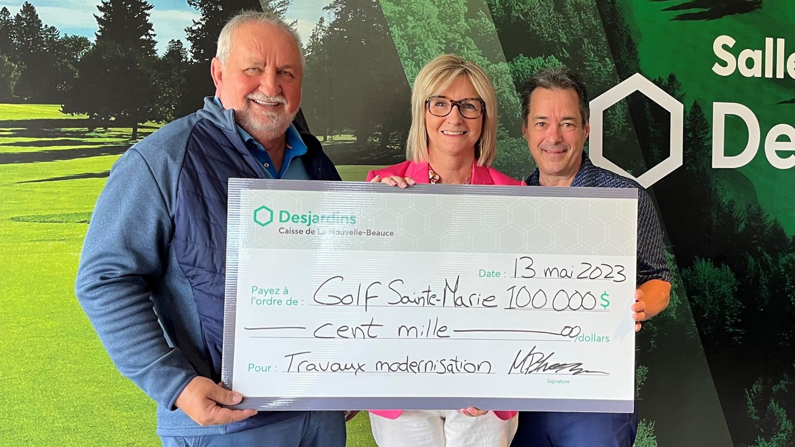 Le président du Club de Golf Sainte-Marie, Daniel Drouin, la présidente du conseil d’administration de la Caisse Desjardins de La Nouvelle-Beauce, Estelle Lehoux et le directeur général du Club de Golf Sainte-Marie, Harold Guay.