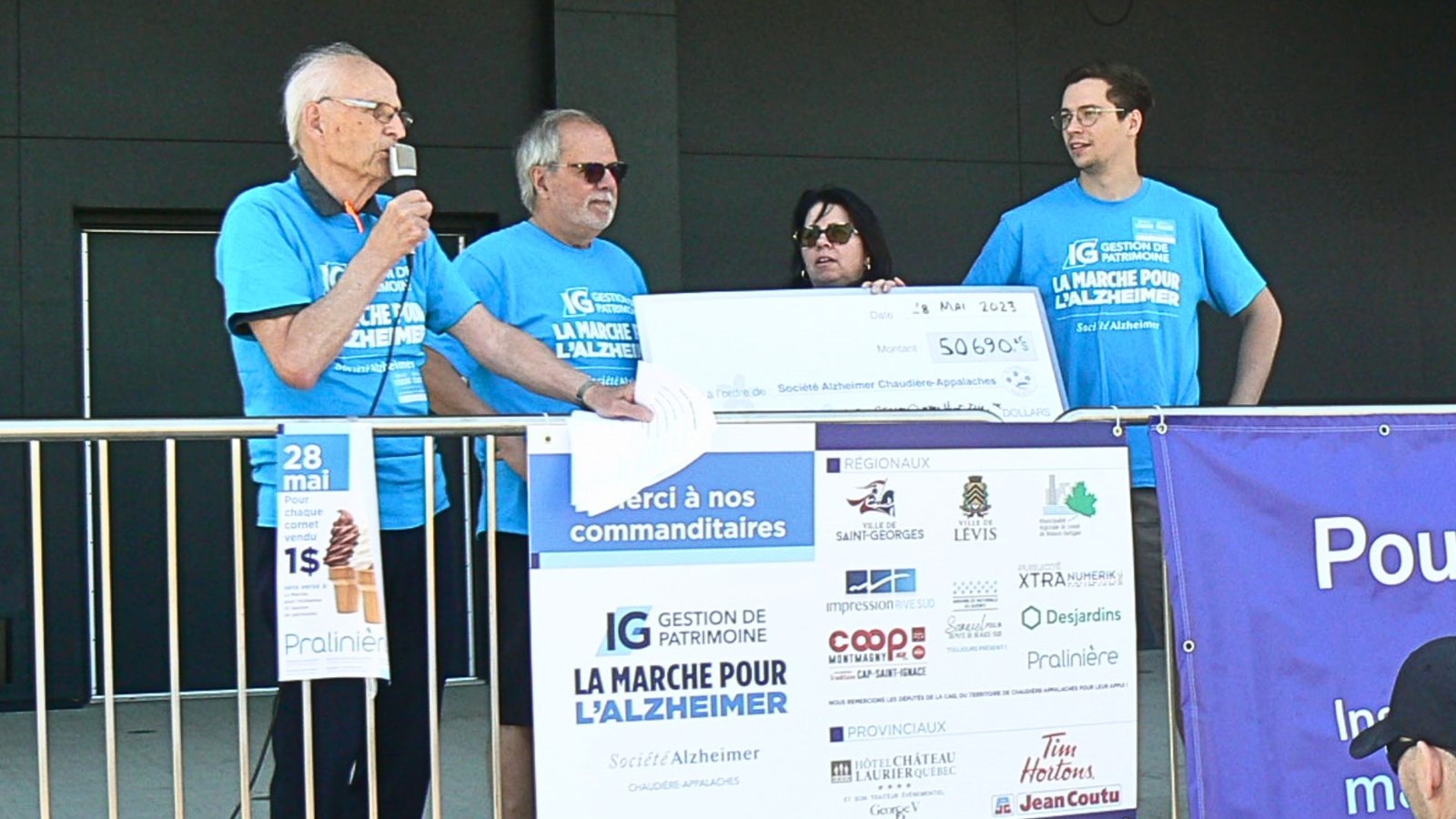 De gauche à droite, le grand organisateur de la marche, Bernard Poulin, le maire de Saint-Georges, Claude Morin, la directrice générale de la Société Alzheimer de Chaudière-Appalaches, Sonia Nadeau, et le représentant régional de IG Gestion du patrimoine, Nicholas Mathieu.