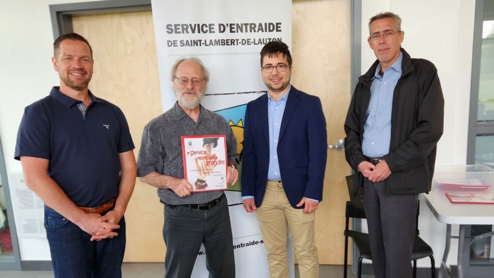 De gauche à droite, Olivier Dumais, maire de Saint-Lambert-de-Lauzon et président d’honneur de la campagne de financement, Langis Barbeau, président du Service d’entraide, le représentant du député fédéral Jacques Gourde, et Stéphane Brown, représentant du député de Beauce-Nord, Luc Provençal.