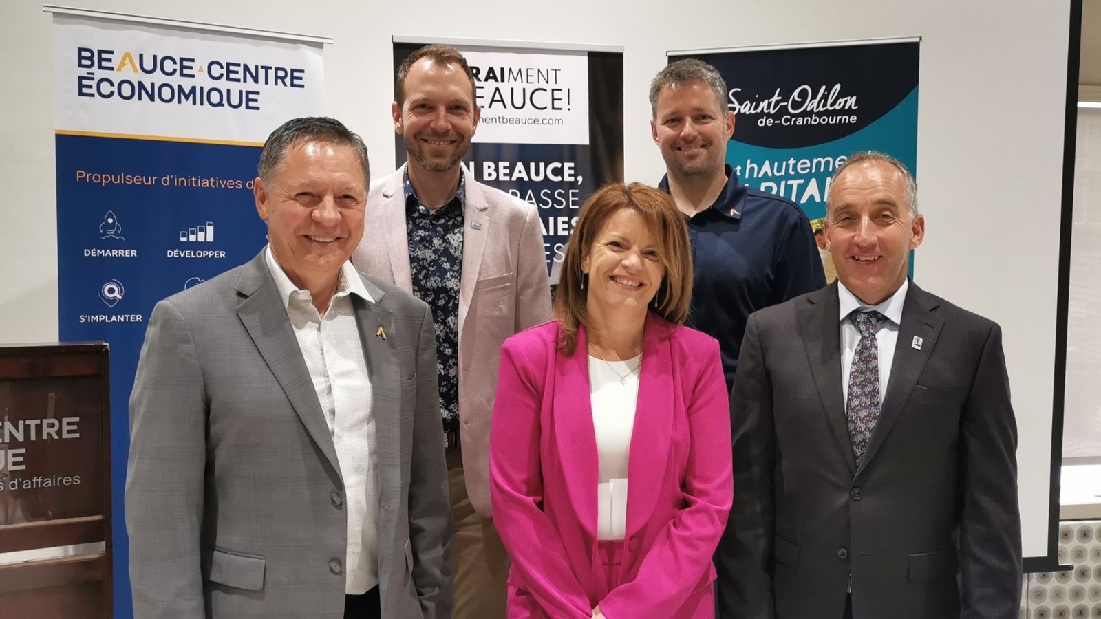 Mme Drouin entourée de Daniel Chaîné, directeur général de Beauce-Centre Économique, de Patrice Mathieu, maire de la Municipalité de Saint-Odilon-de-Cranbourne, de Sébastien Boily, représentant de Blanchette Vachon, partenaire officiel de la Soirée des Sommets, et de Pierre-André Bégin, président du conseil d'administration de Beauce-Centre Économique.
