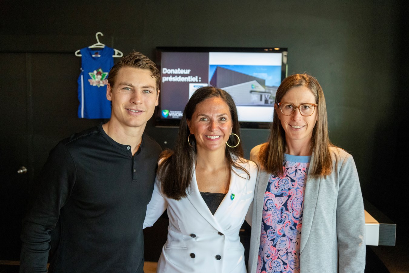 Le hockeyeur, Yanni Gourde, Ambassadeur sportif de la campagne, la directrice propriétaire de l'École Vison Beauce, Mélanie Boissonneault et la porte-parole de la famille Gendreau, Isabelle Gendreau.