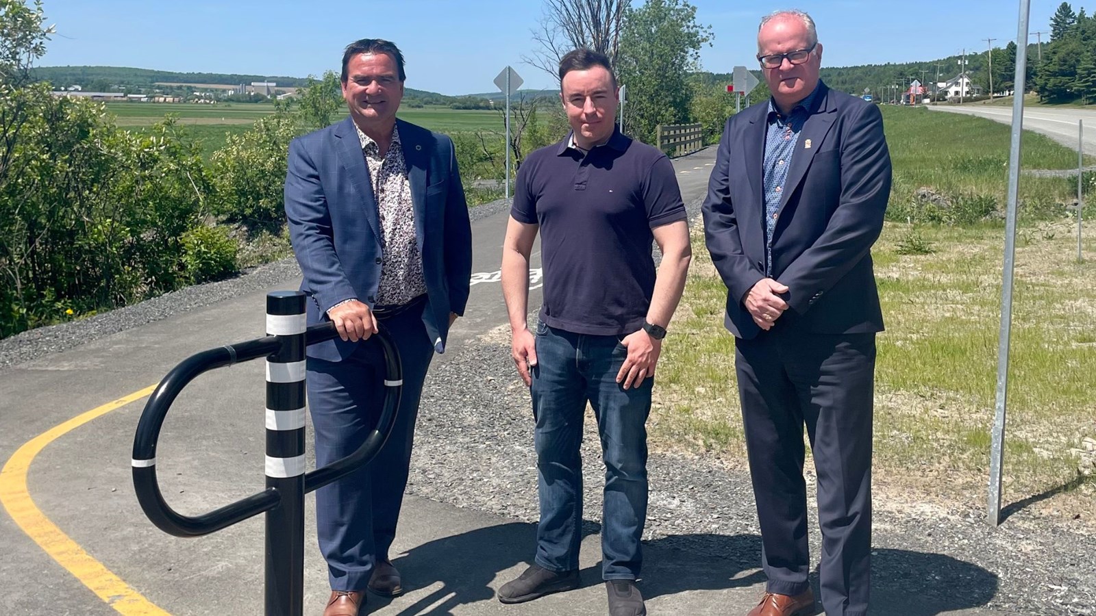 De gauche à droite, Donald Paquet, directeur général de la Caisse Desjardins du Sud de la Chaudière, Jonathan V. Bolduc, préfet de la MRC Beauce-Centre, et François Veilleux, maire de Beauceville.
