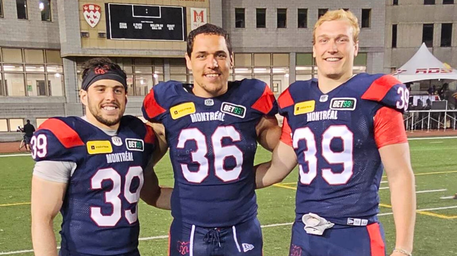 David Dallaire (à droite) et ses coéquipiers des Alouettes de Montréal