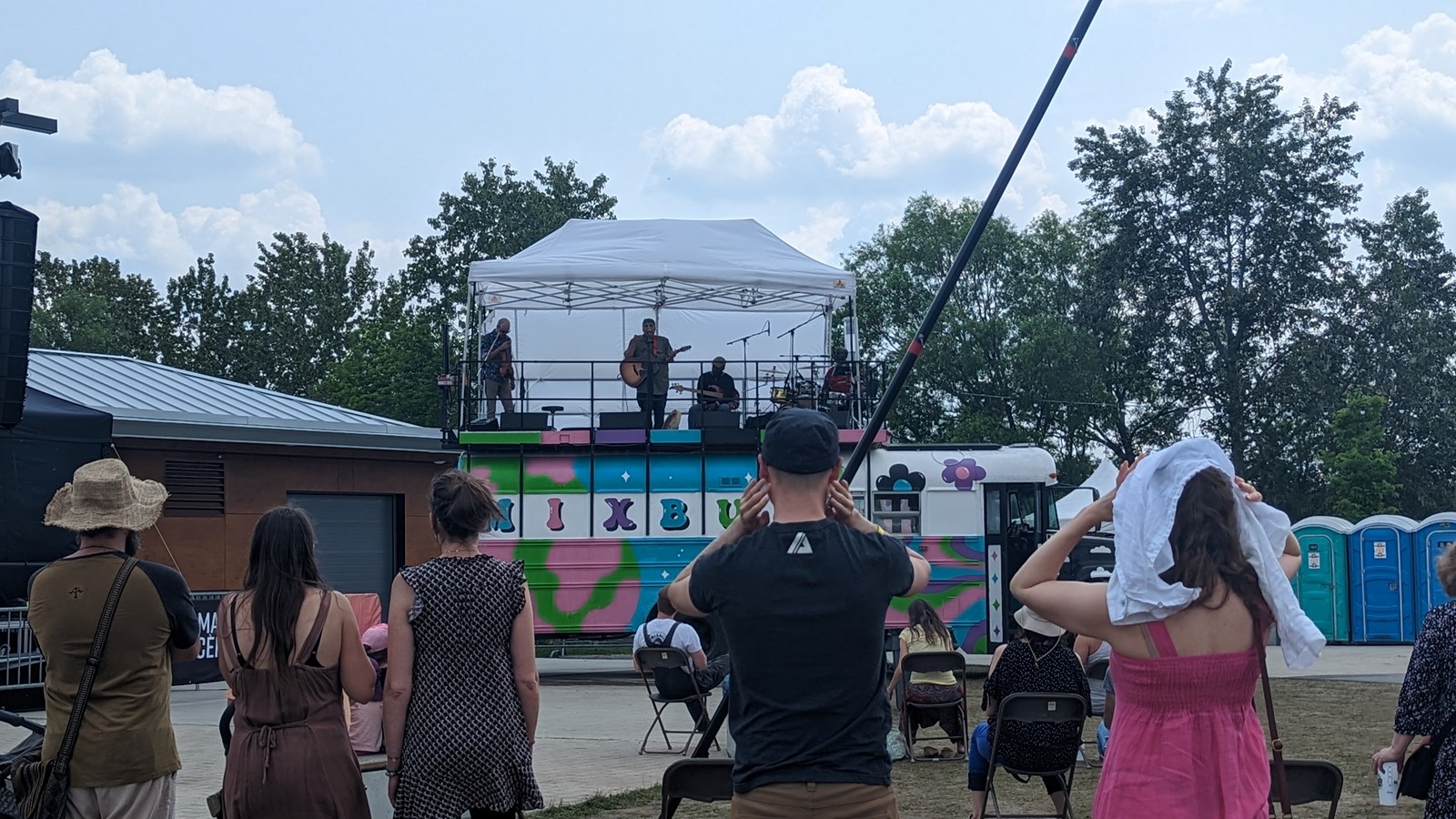 Shauit sur la scène du Mixbus - Dimanche après-midi