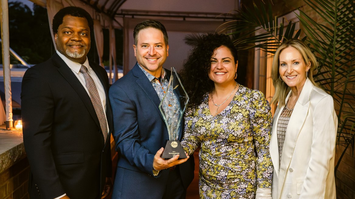 Reggie Tucker (magazine Floor Covering News), Jérôme Goulet (MIRAGE), Anne-Marie Quirion (MIRAGE) et Dana Teague (Informa) lors de la remise du prix.
