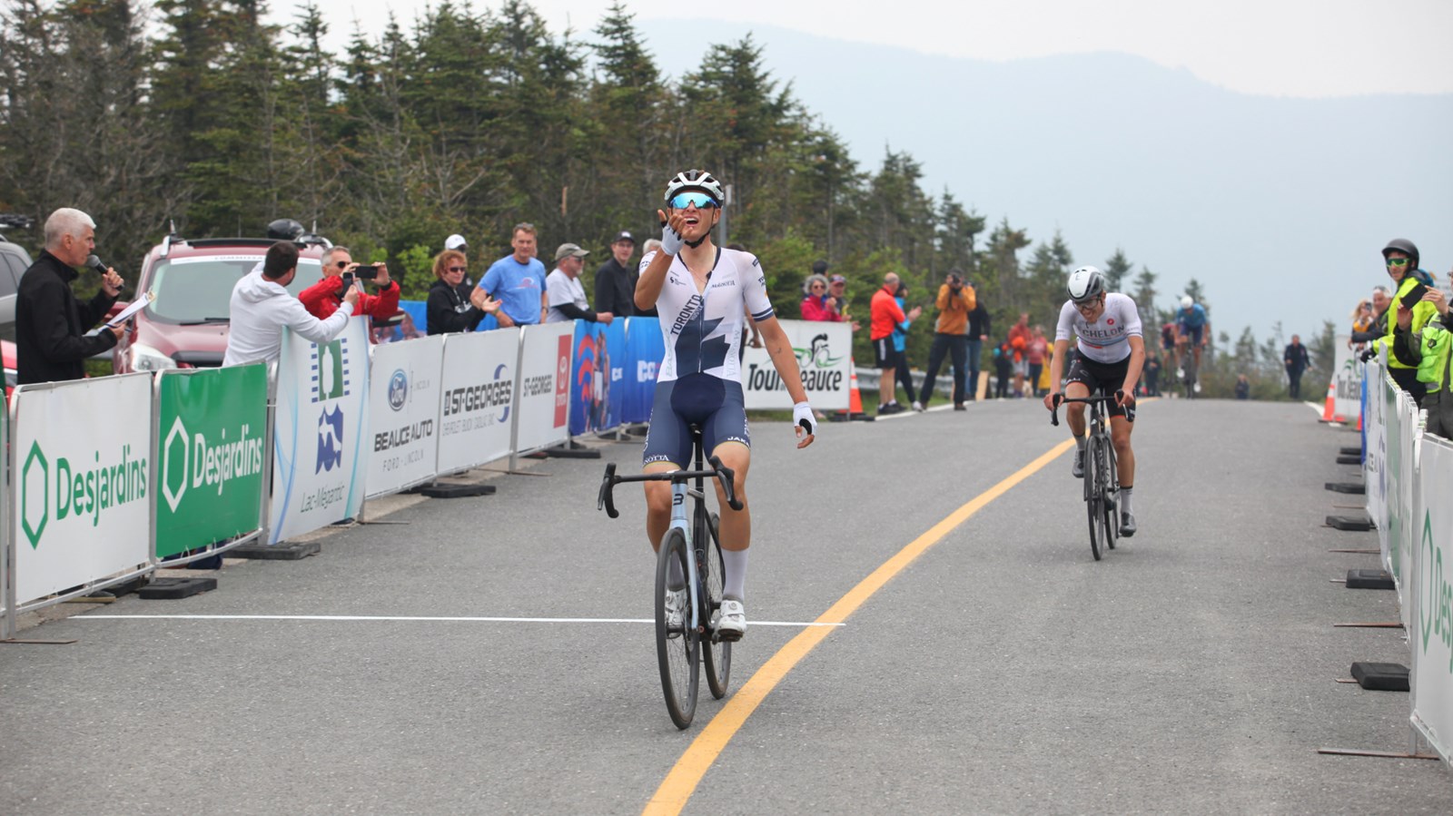 Carson Miles à l'arrivée