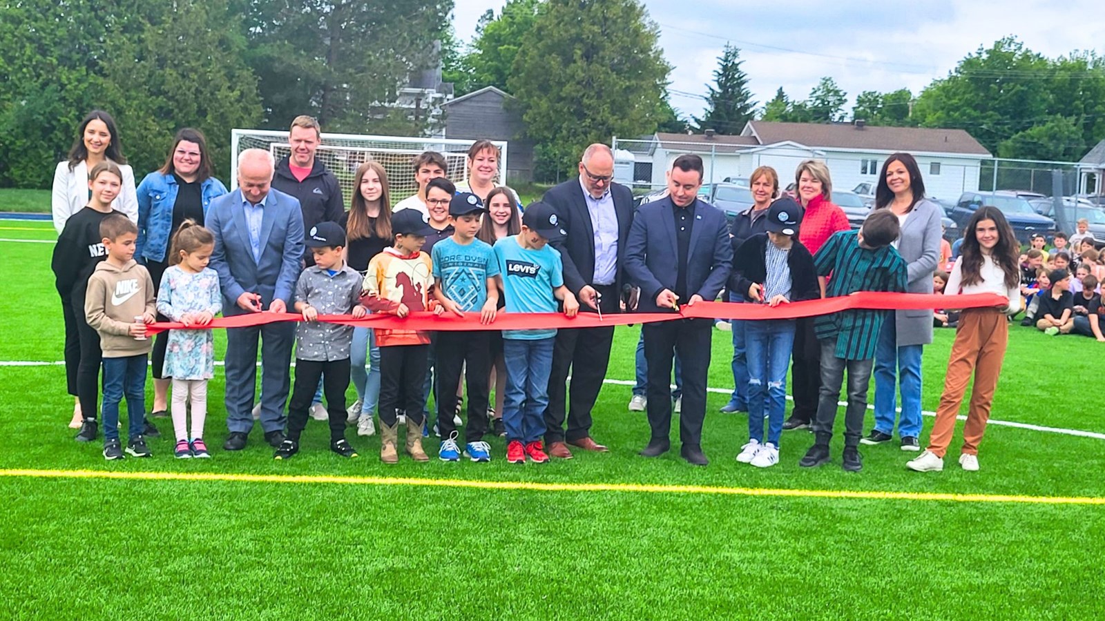 Un terrain synthétique multisport inauguré à Saint-Victor