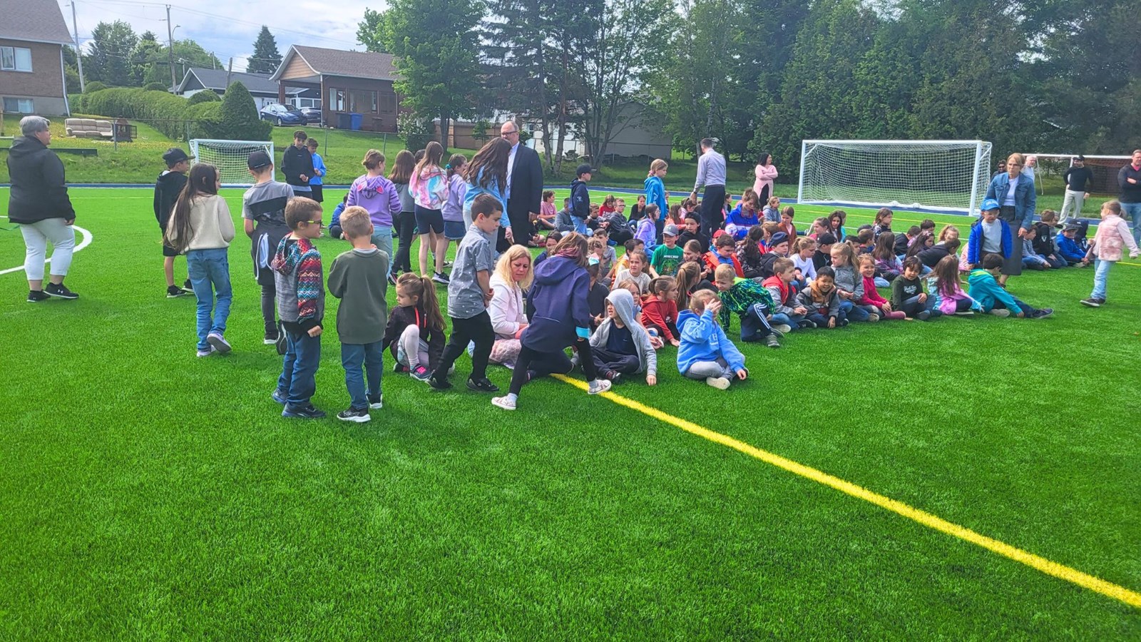 Un terrain synthétique multisport inauguré à Saint-Victor
