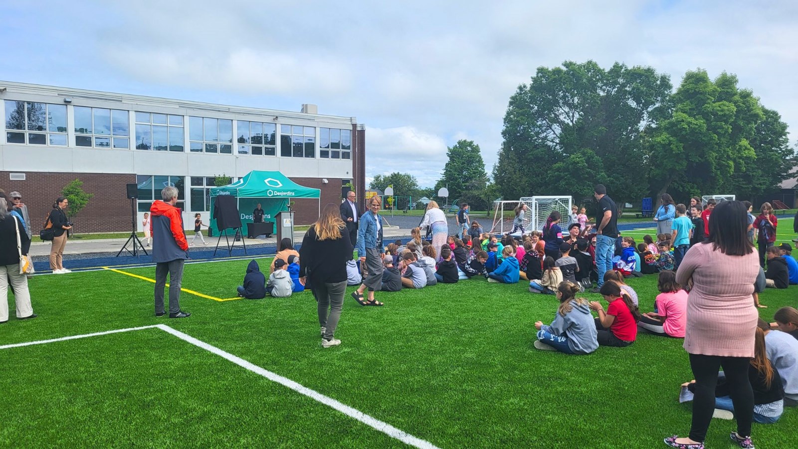 Un terrain synthétique multisport inauguré à Saint-Victor