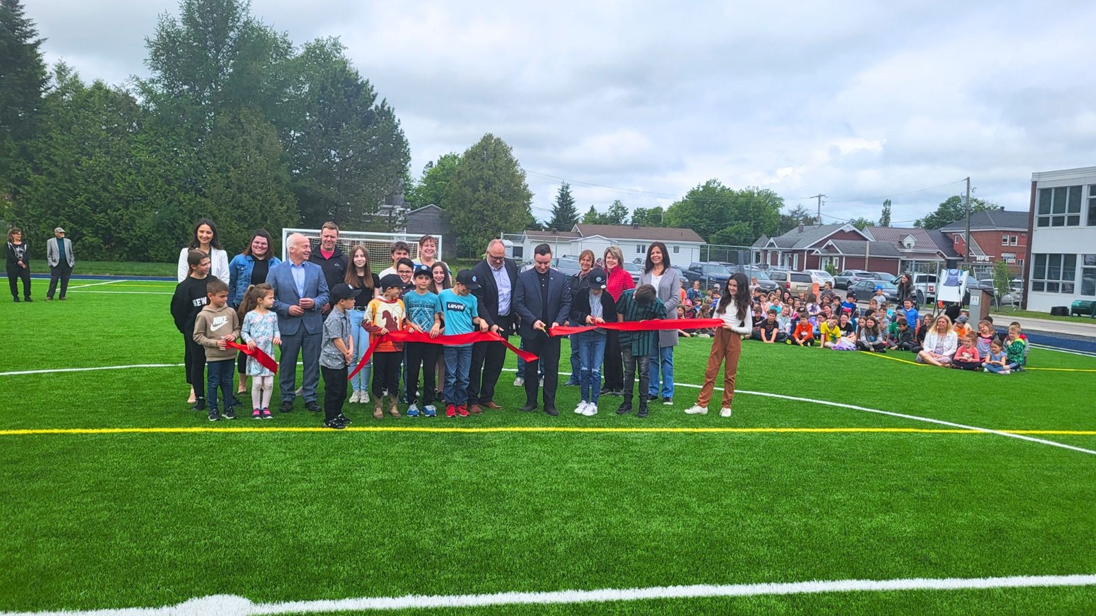 Un terrain synthétique multisport inauguré à Saint-Victor
