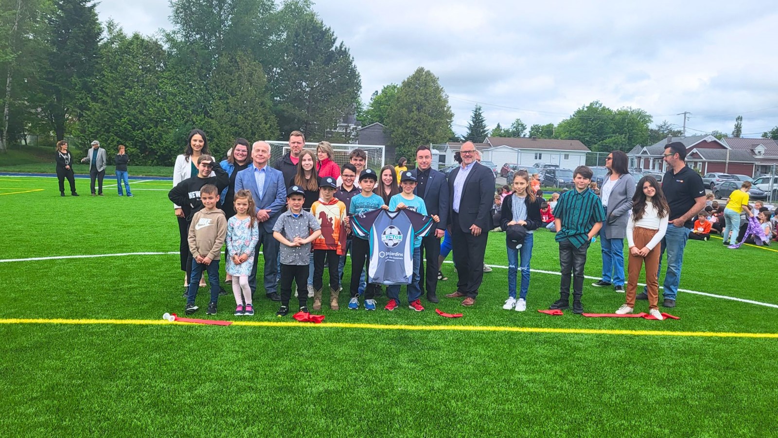 Un terrain synthétique multisport inauguré à Saint-Victor