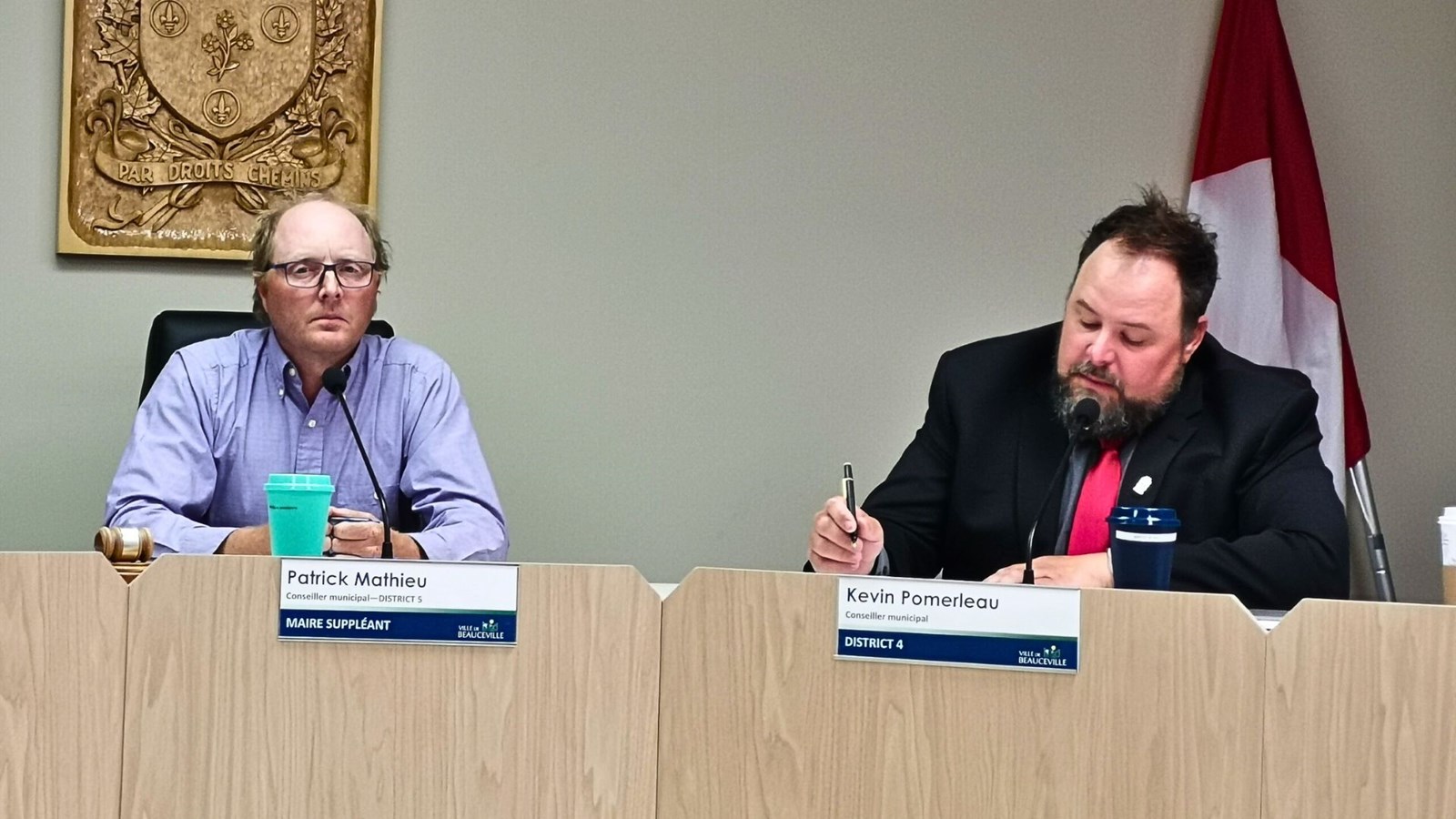 À droite, le conseiller Keven Pomerleau, pendant la lecture de sa motion de non-confiance envers le maire de Beauceville, François Veilleux.