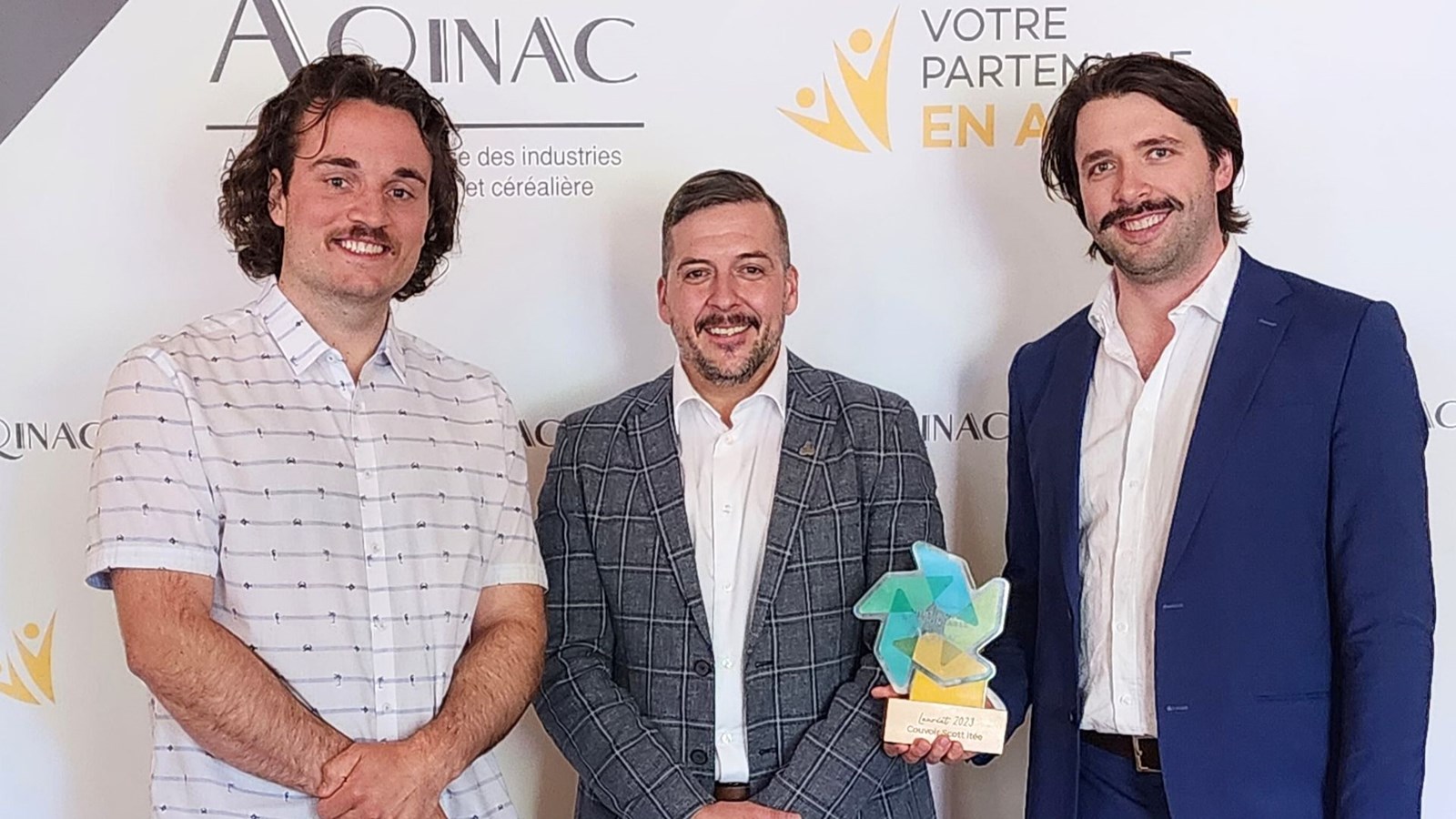 De gauche à droite: Jérémy Lavoie, directeur des fermes de reproduction, Sébastien Morin directeur général et Jean-Michel Allard Prus, conseiller aux affaires agronomiques.