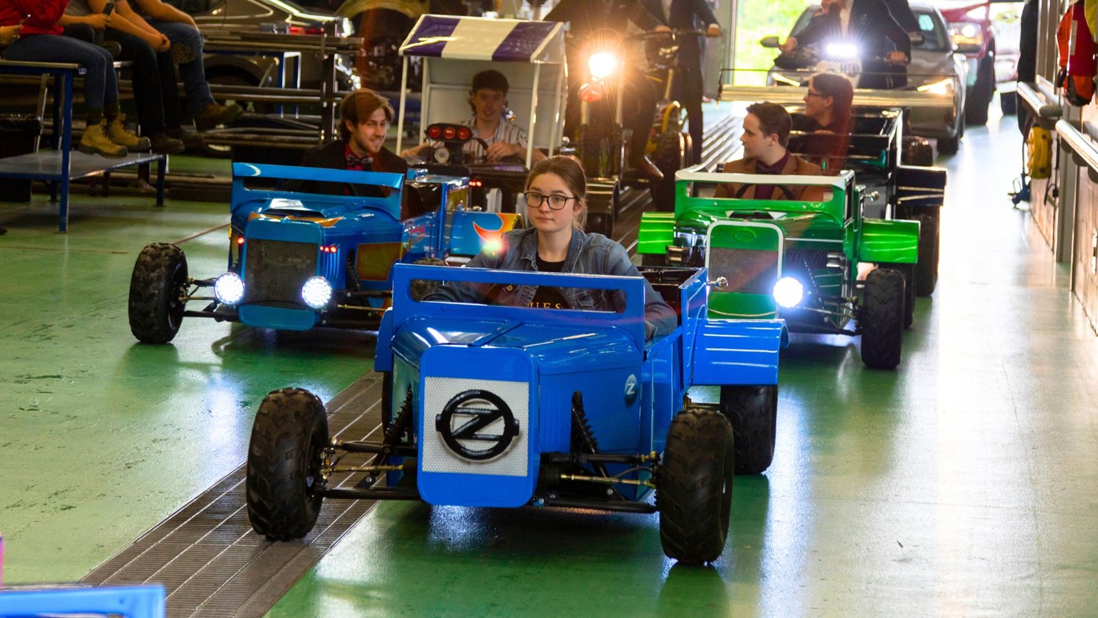 Entrée des étudiants sur les lieux du bal