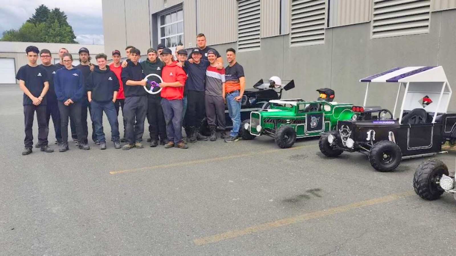 Photo des finissants du programme, en compagnie de leurs dune buggies