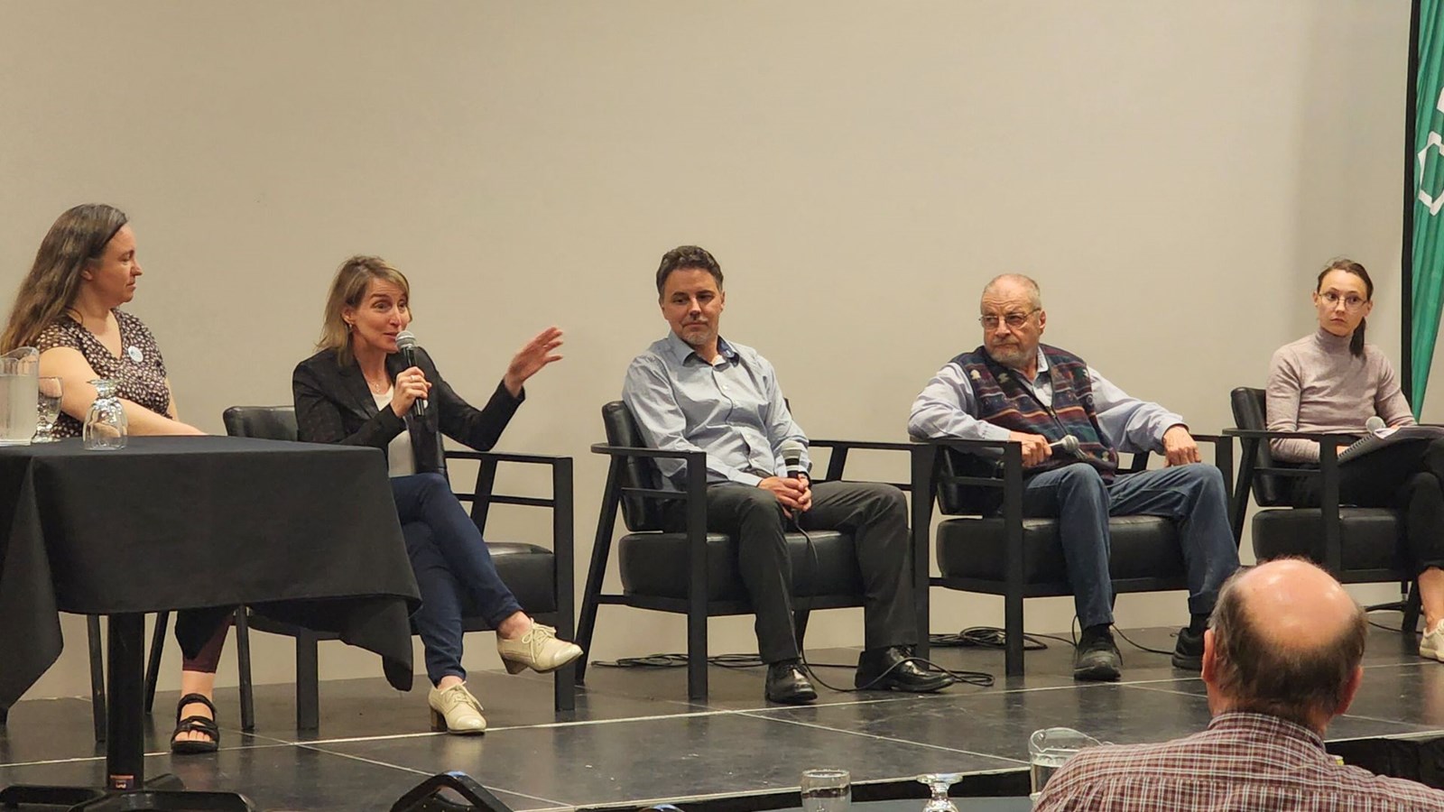 Panel des conférenciers, de gauche à droite, François Lajoie, directeur général de l’Organisme des bassins versants de la Côte-du-Sud; Tamari Langlais, coordonnatrice de recherche, Lily Lessard, professeure titulaire à l’Université du Québec à Rimouski et chercheure au Centre de recherche du CISSS de Chaudière-Appalaches; Éric B. Pelletier, technologue en environnement chez EBP Écosol; Jean-Guy Breton, citoyen et ancien maire de Lac
Etchemin; et Me Laurence Gaudreault, avocate chez Cain Lamarre.