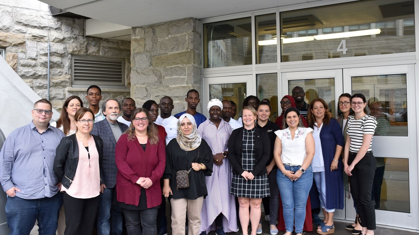 Les étudiants et étudiantes provenant de l’international en compagnie des partenaires du projet