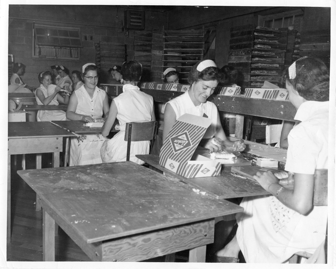 Des employés de Vachon emballent, vers 1940