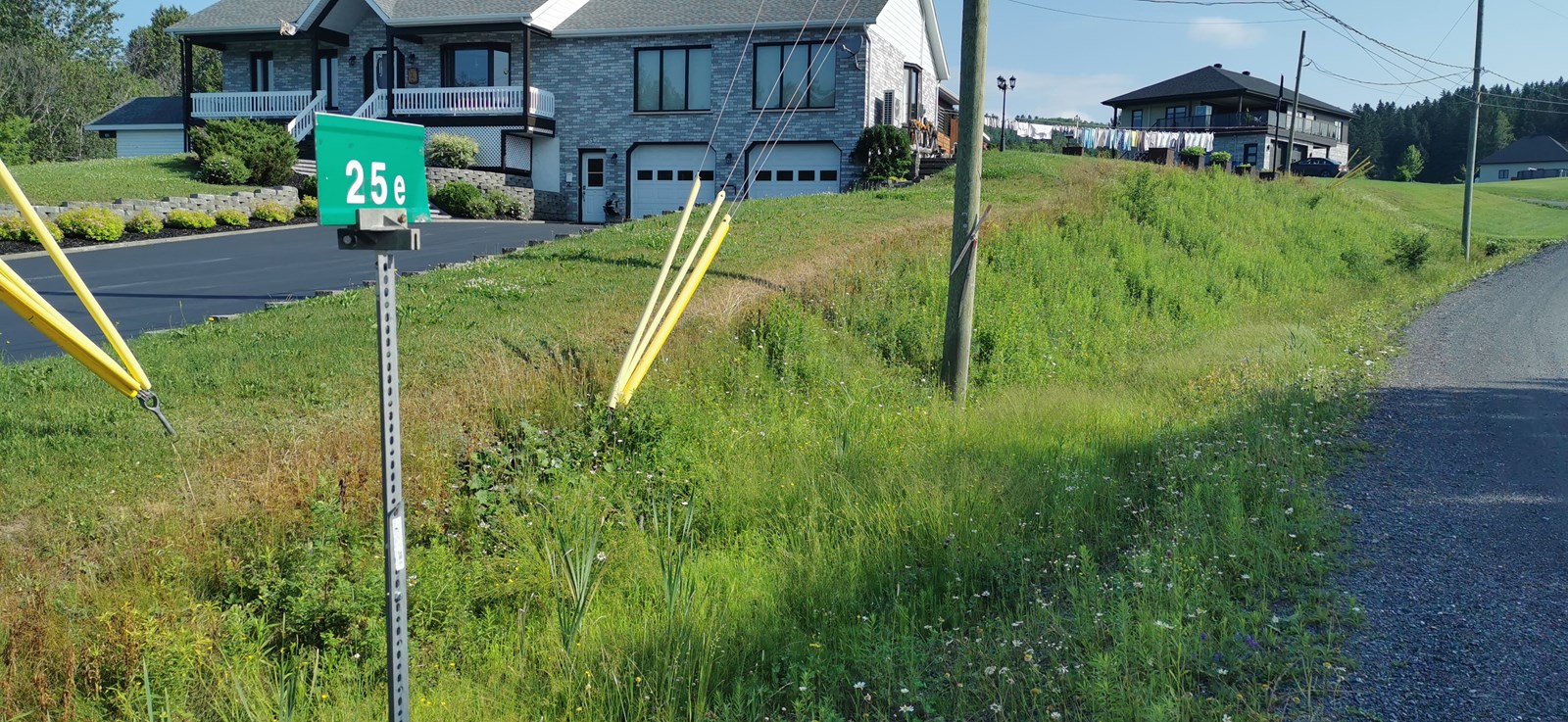 Une affiche d'identification «maison» de la 25e rue a été installée sur le poteau du chemin qui est perpendiculaire avec la route 173.